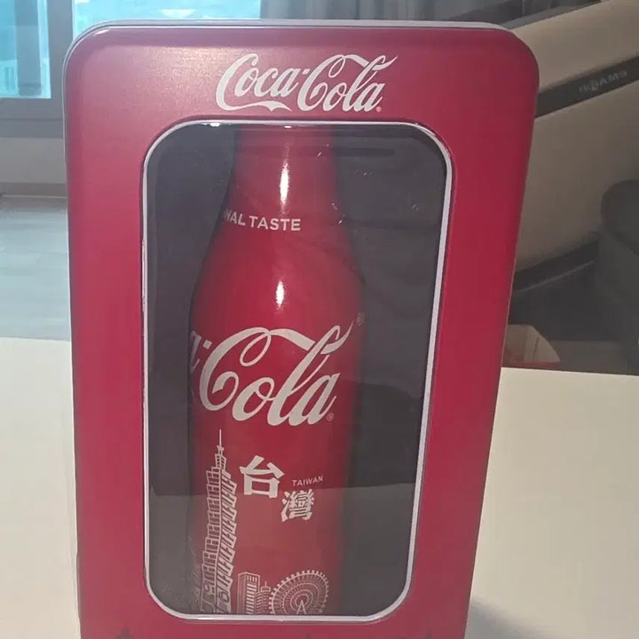 [BUNJANG] Coca-Cola Taiwan 50th Anniversary Tin Case Bottle Set / 코카콜라 대만 타워 50주년 틴케이스 보틀세트