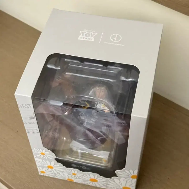 [BUNJANG] PEACEMINUSONE x Toy Story The First Fan Diorama Figure Record Player / 피스마이너스원 x 토이 스토리 더 퍼스트팬 디오라마 피규어 레코드 플레이어