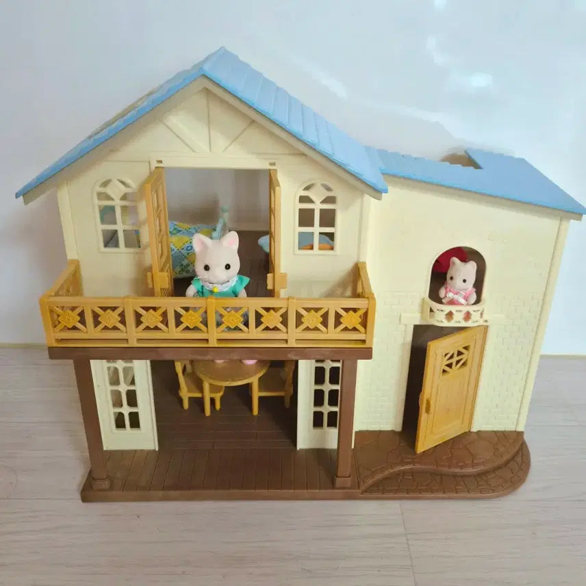 [BUNJANG] Sylvanian Families Red Roof Cozy Cottage Gift Set (Used) / 실바니안 패밀리 하늘지붕 이층집 기프트세트 중고품