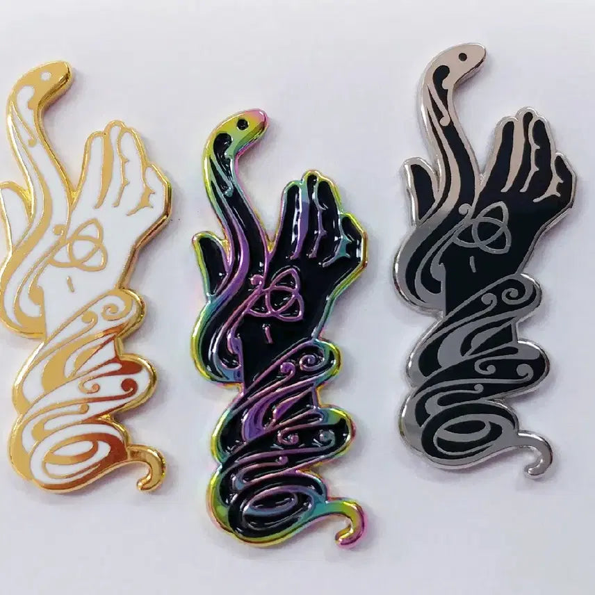 [BUNJANG] Marvel Thor &amp; Loki Brothers Badge White (Triquetra Hand &amp; Snake) Metal Pin / [새상품] 마블 토르&amp;로키 형제 뱃지 화이트 (Triquetra Hand &amp; Snake) 금속 뱃지 금속 배지