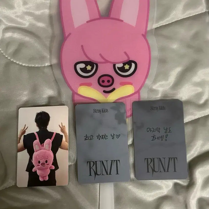 [BUNJANG] Stray Kids Changbin Dwaekki Fan + Photocard Bundle Set / 최저가) 스키즈 런잇 입장 기프트 창빈 돼끼 부채+창빈 포카 3장 일괄