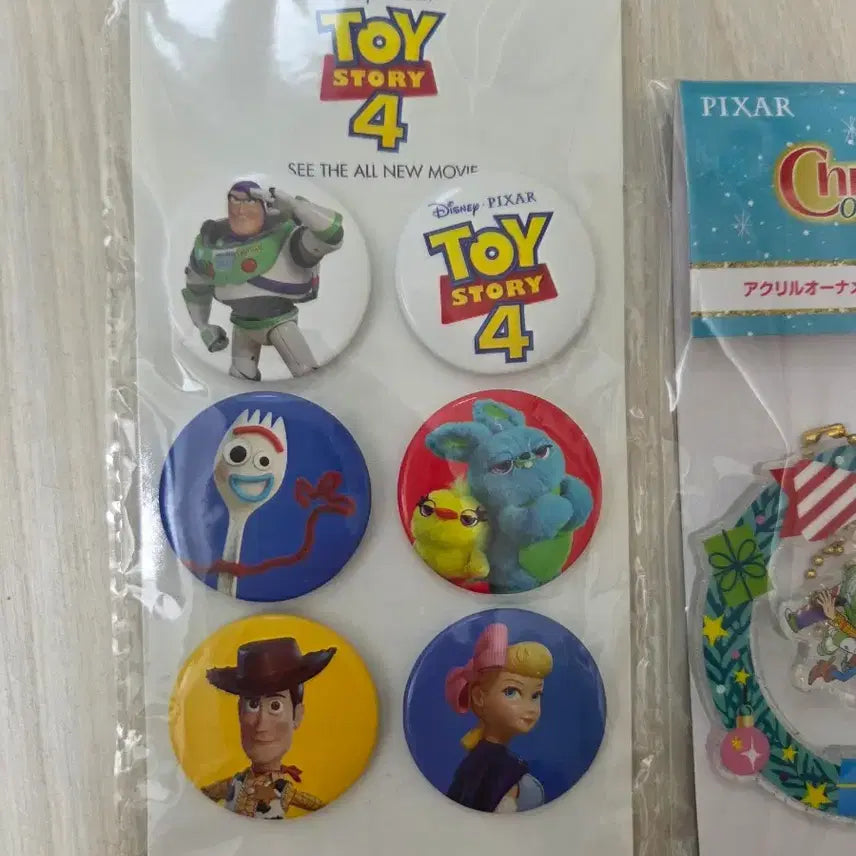 [BUNJANG] Disney Toy Story 4 Badge Set &amp; Keychain Bundle / (2개 일괄) 디즈니 토이스토리4 뱃지 세트 특전 우디 버즈 포키 더키버니 보핍 쿠지 키링
