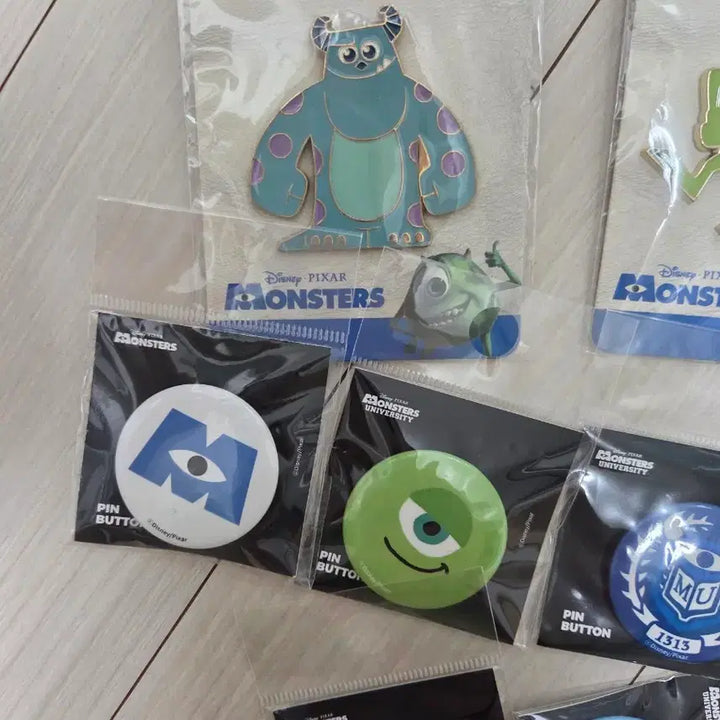 [BUNJANG] Monsters, Inc. Pin Badge Set - Mike Wazowski &amp; Sulley / (일괄) 몬스터 주식회사 핀뱃지 세트 몬주 마이크와조스키 설리반 대학교