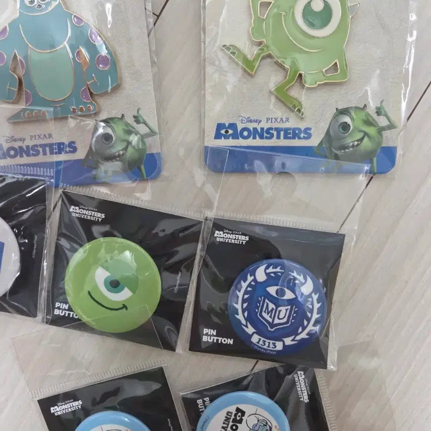[BUNJANG] Monsters, Inc. Pin Badge Set - Mike Wazowski &amp; Sulley / (일괄) 몬스터 주식회사 핀뱃지 세트 몬주 마이크와조스키 설리반 대학교