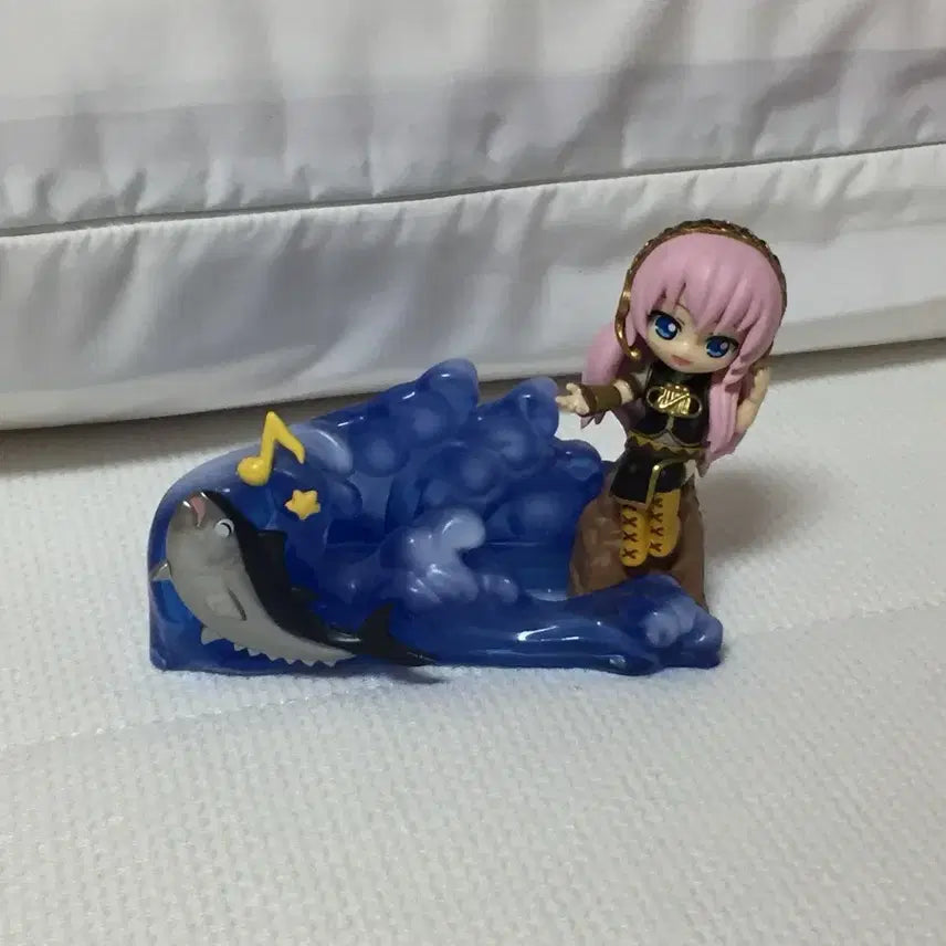 [BUNJANG] Vocaloid Megurine Luka Desk Figure Smartphone Stand / 보컬로이드 메구리네 루카 데스크 피규어 휴대폰 거치대