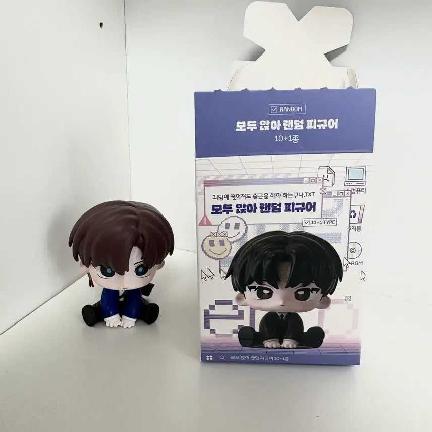 [BUNJANG] KWAIDAM CHULGEUN Choi Yowon Sitting Figure Official Goods / 괴담출근 괴출 최요원 모두 앉아 피규어 공식 굿즈