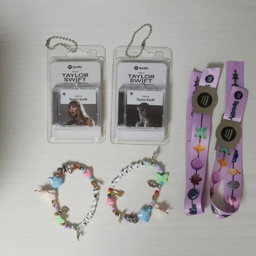 [BUNJANG] Taylor Swift Spotify Pop-Up Exhibition Keychain Bracelet Set / 테일러 스위프트 스포티파이 팝업 전시회 키링 팔찌