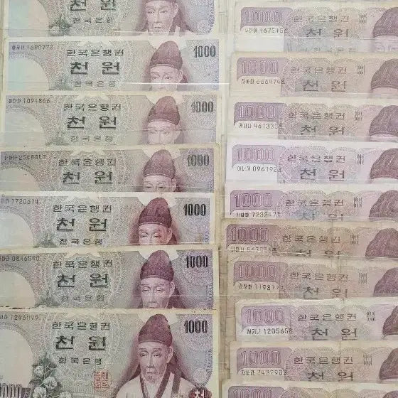 [BUNJANG] Bank of Korea Issued Old Korean Won Banknotes Bundle Set / (사용제)한국은행 발행 1차 천원(8점), 2차천원 (15점) 일괄