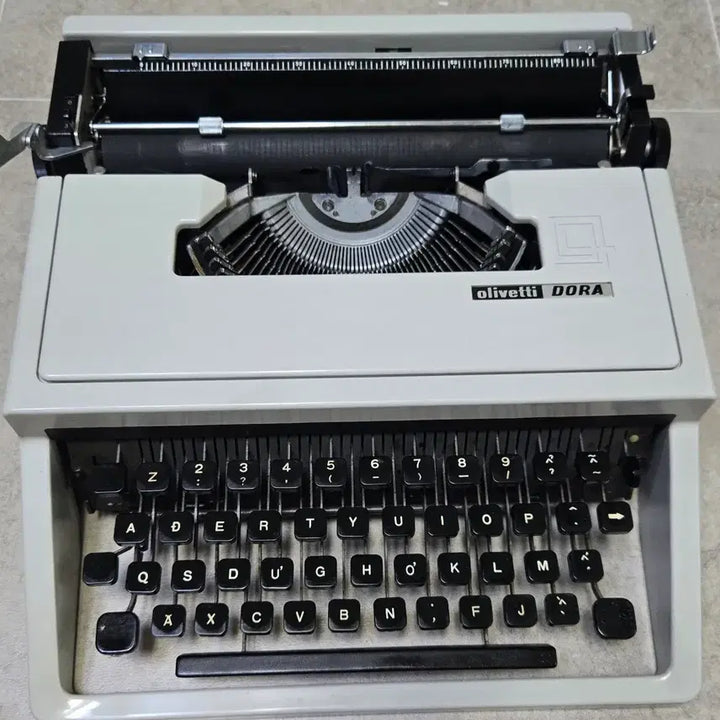 [BUNJANG] Olivetti English Typewriter / 올리베티 영문 타자기