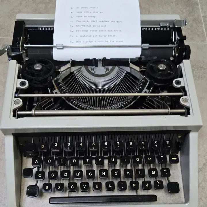 [BUNJANG] Olivetti English Typewriter / 올리베티 영문 타자기
