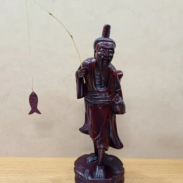 [BUNJANG] Wooden Sculpture of an Elderly Fisherman / 낚시하는 노인 목조각 작품