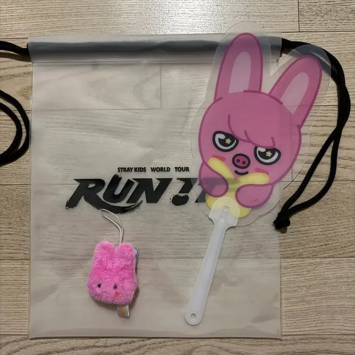 [BUNJANG] Stray Kids Run 2 IT Admission Gift Set Keychain Fan / 스키즈 런잇 입장기프트 키링 부채 돼끼세트