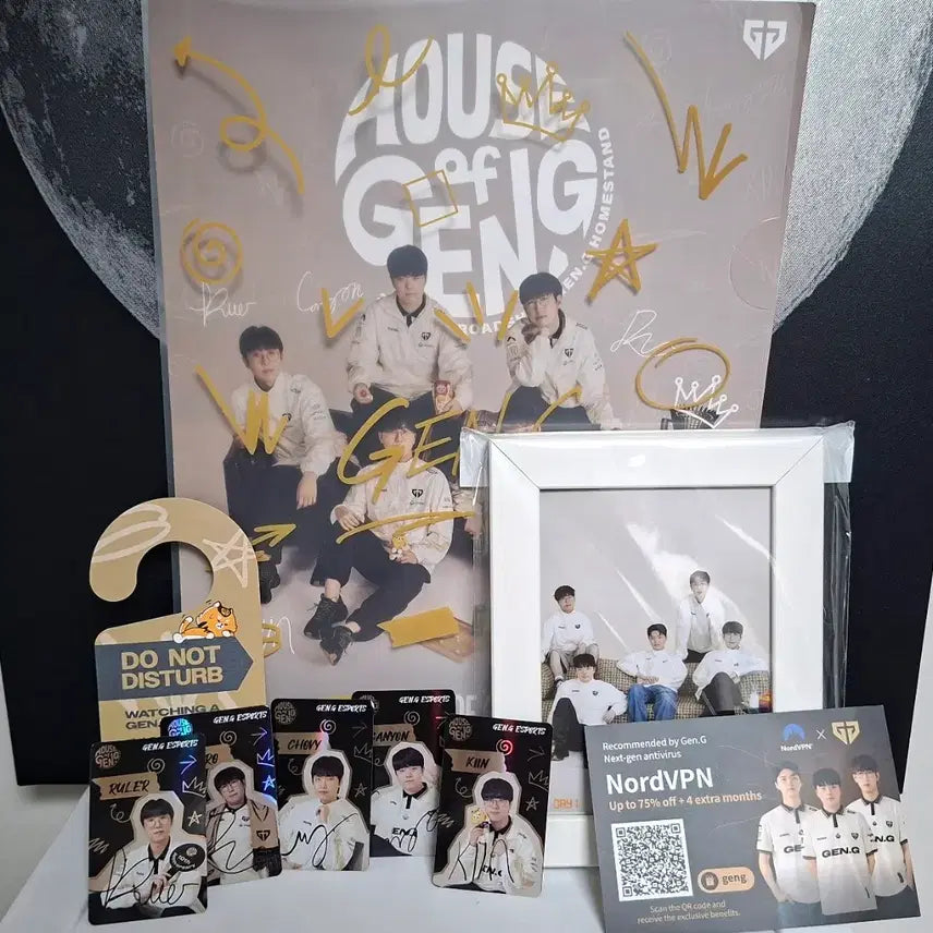 [BUNJANG] Gen.G 2026 House of Gen.G Photocard 5 Types + Frame Bundle Set (Chovy/Ruler/Canyon/Kiin/Duro) / [젠지/풀세트] 2026 하우스오브젠지 포카 5종+액자 굿즈 일괄 (쵸비/룰러/캐니언/기인/두로)