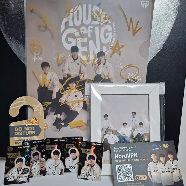 [BUNJANG] Gen.G 2026 House of Gen.G Photocard 5 Types + Frame Bundle Set (Chovy/Ruler/Canyon/Kiin/Duro) / [젠지/풀세트] 2026 하우스오브젠지 포카 5종+액자 굿즈 일괄 (쵸비/룰러/캐니언/기인/두로)