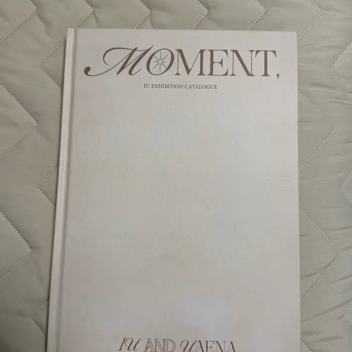 [BUNJANG] IU (IU) Moment Exhibition Catalog / 아이유 순간 전시회 카탈로그