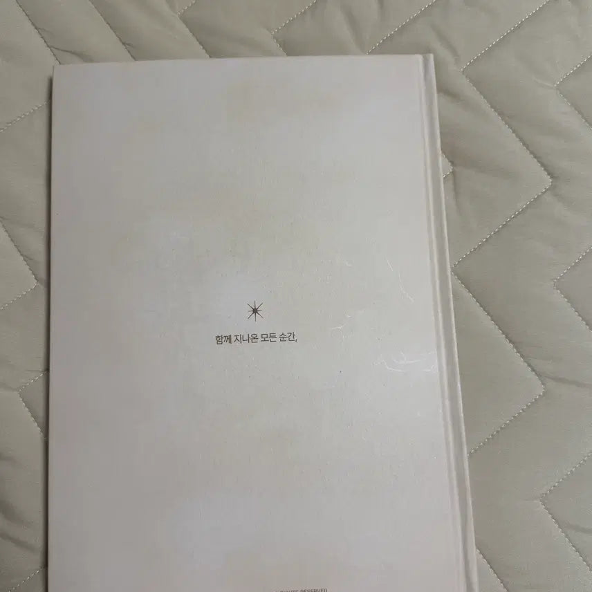 [BUNJANG] IU (IU) Moment Exhibition Catalog / 아이유 순간 전시회 카탈로그