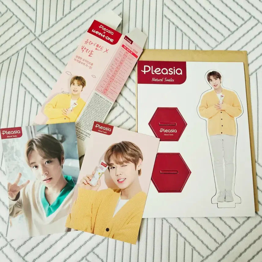 [BUNJANG] Wanna One Park Jihoon Bundle Set / [일괄 양도] 워너원 박지훈 / 슈퍼드라이 포카 3종 / 워너원 포토에세이1 액자2개 포함/ WANNAONE