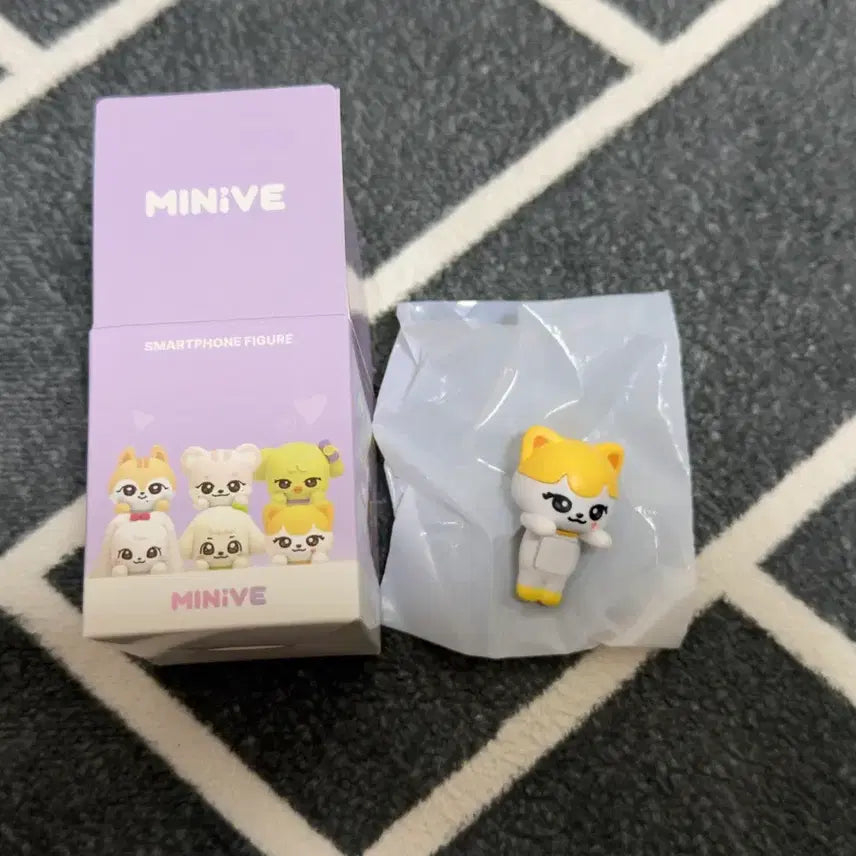 [BUNJANG] IVE MiniV Liz Random Smartphone Figure / 아이브 미니브 치즈 리즈 팝업 랜덤 스마트폰 피규어
