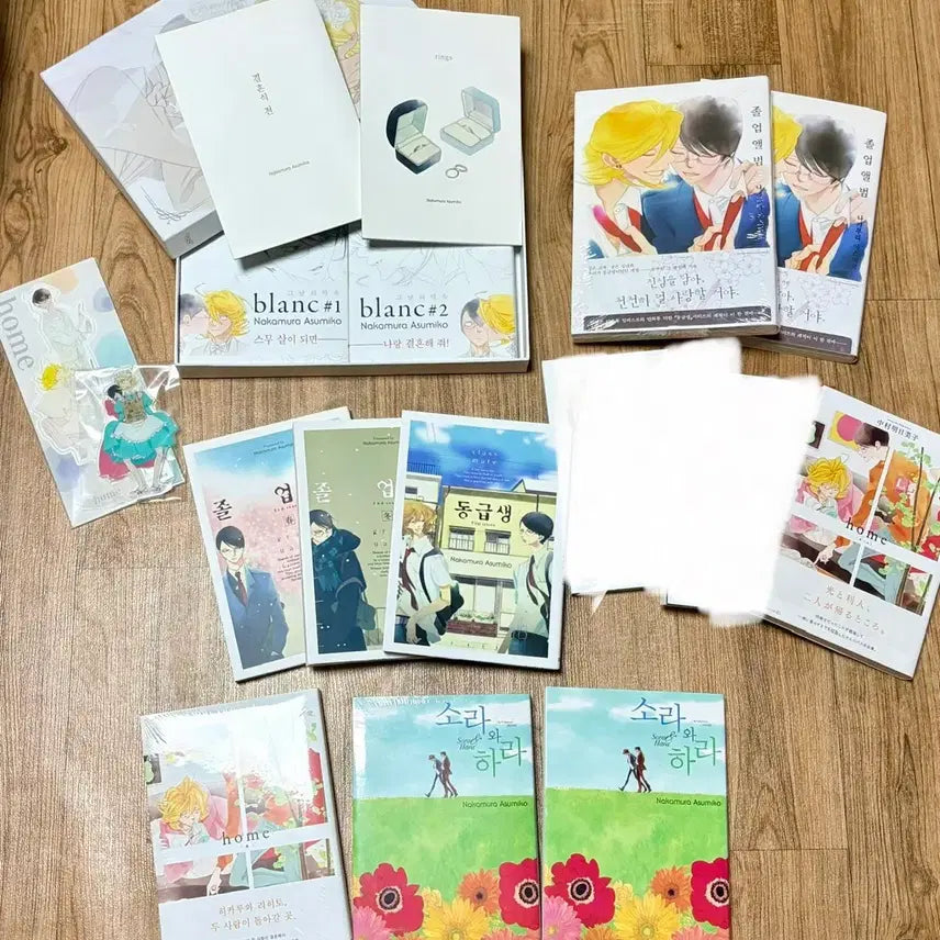[BUNJANG] Asumiko Nakamura Doukyusei BL Manga Complete Set (Blanc Limited Edition) + Sora to Hara Graduation Album + Acrylic Stand + Bonus / 나카무라 아스미코 동급생 bl 만화책 전 권 블랑 한정판 졸업앨범 소라와 하라 외전 아크릴 스탠드 특전 새상품 일괄 양도 판매