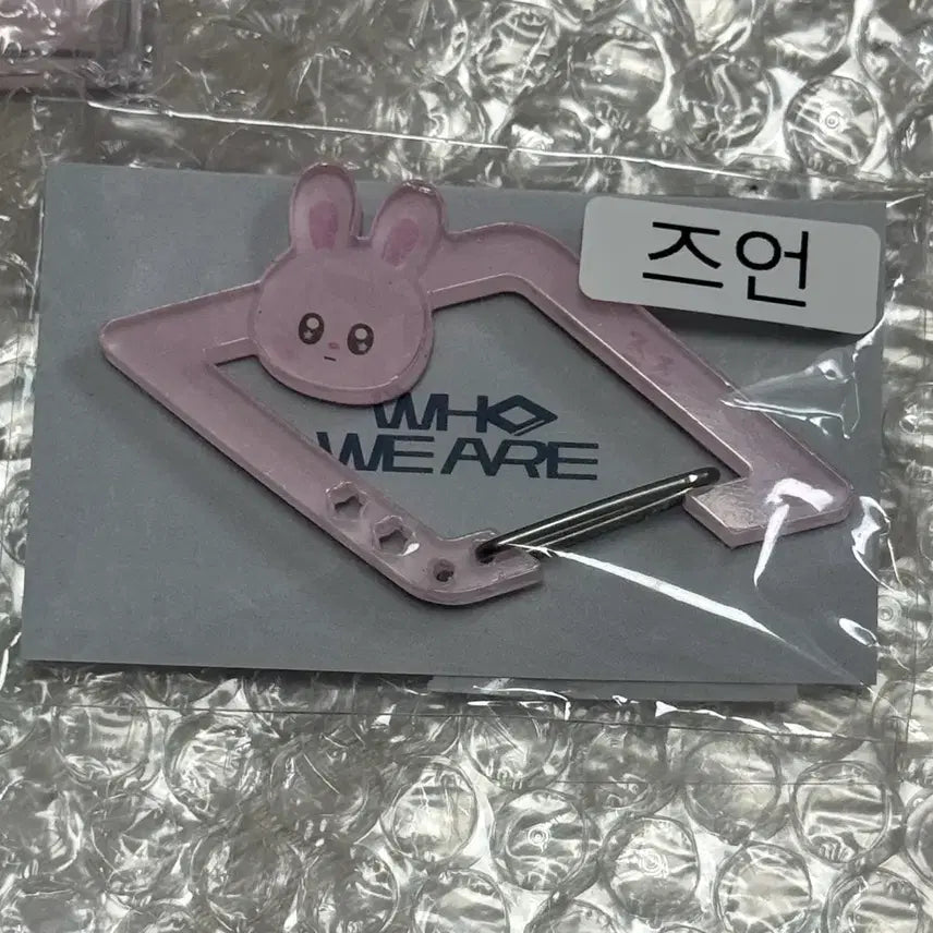 [BUNJANG] Nine.i Acril Carabiner Keyring / 아홉 즈언 즈즈 아크릴 카라비너 키링 양도