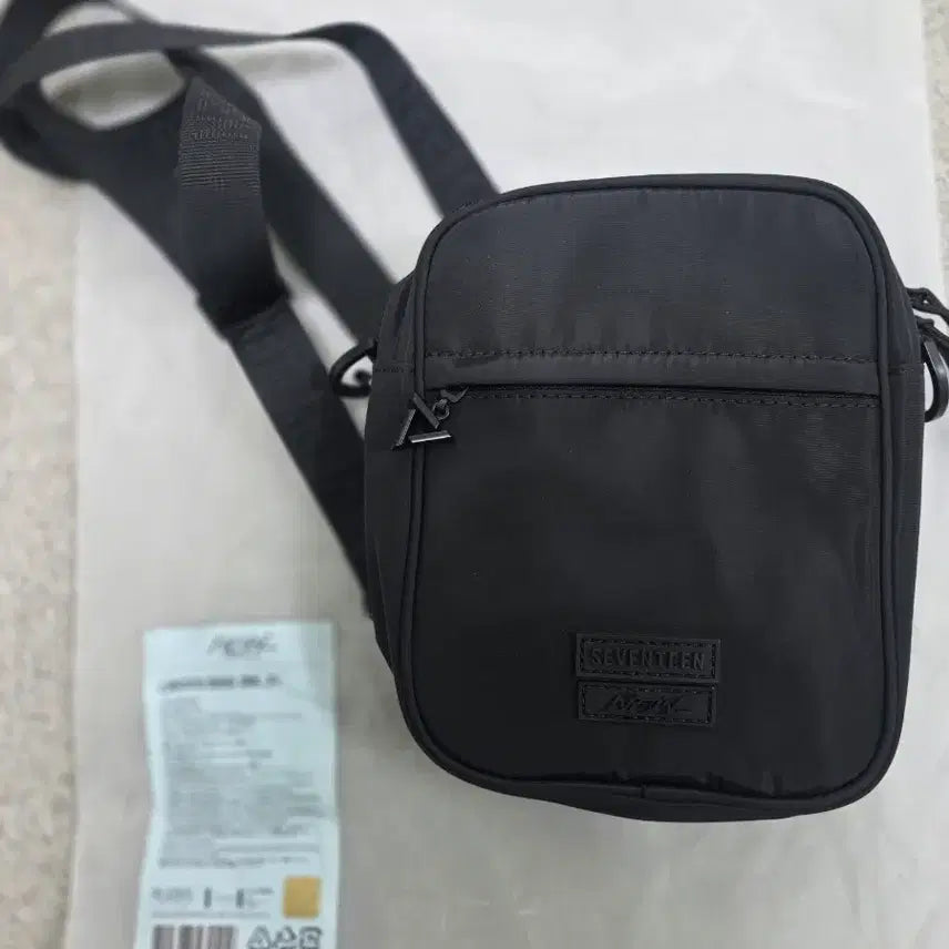 [BUNJANG] SEVENTEEN World Tour Official Goods Crossbody Bag / 세븐틴(SEVENTEEN)의 월드투어 공식 굿즈인 크로스백