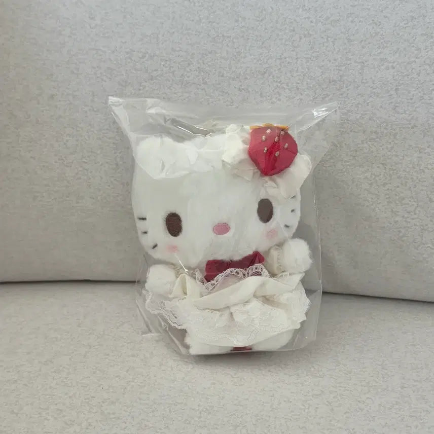 [BUNJANG] Sanrio Sweet Cake Kitty Mascot Doll Keychain / 산리오 스위트케이크 키티 마스코트 인형 키링