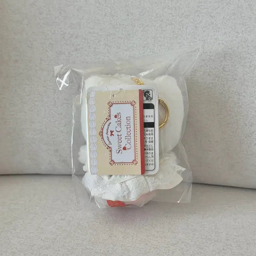 [BUNJANG] Sanrio Sweet Cake Kitty Mascot Doll Keychain / 산리오 스위트케이크 키티 마스코트 인형 키링