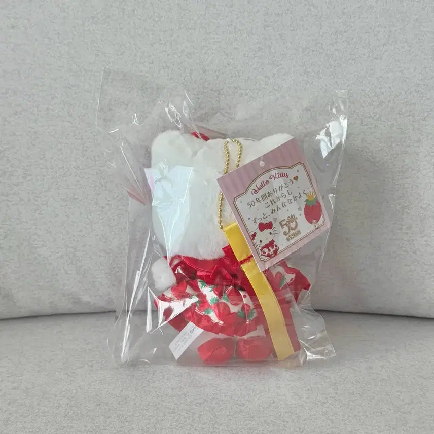 [BUNJANG] Sanrio Ichigo Shimbun 50th Anniversary Kitty Mascot Doll Keychain / 산리오 이치고신문50주년 키티 마스코트 인형 키링