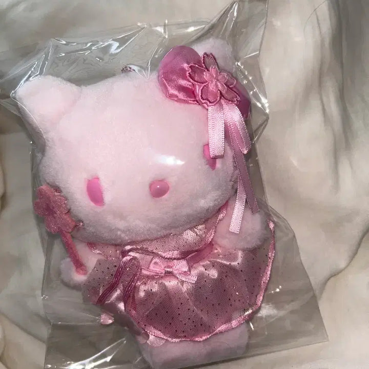[BUNJANG] Sanrio Hello Kitty Sakura Mascot Plush Keychain / 사쿠라 벚꽃 키티 헬로키티 마스코트 인형 키링