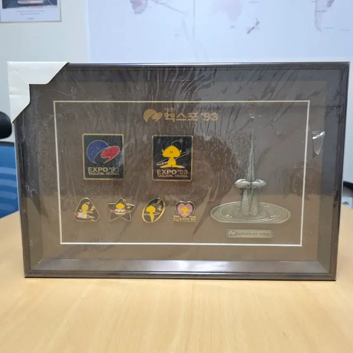 [BUNJANG] 1993 Daejeon Expo Framed Badges, Badges, and Plate Bundle Set / 93 엑스포 액자, 뱃지, 접시 일괄