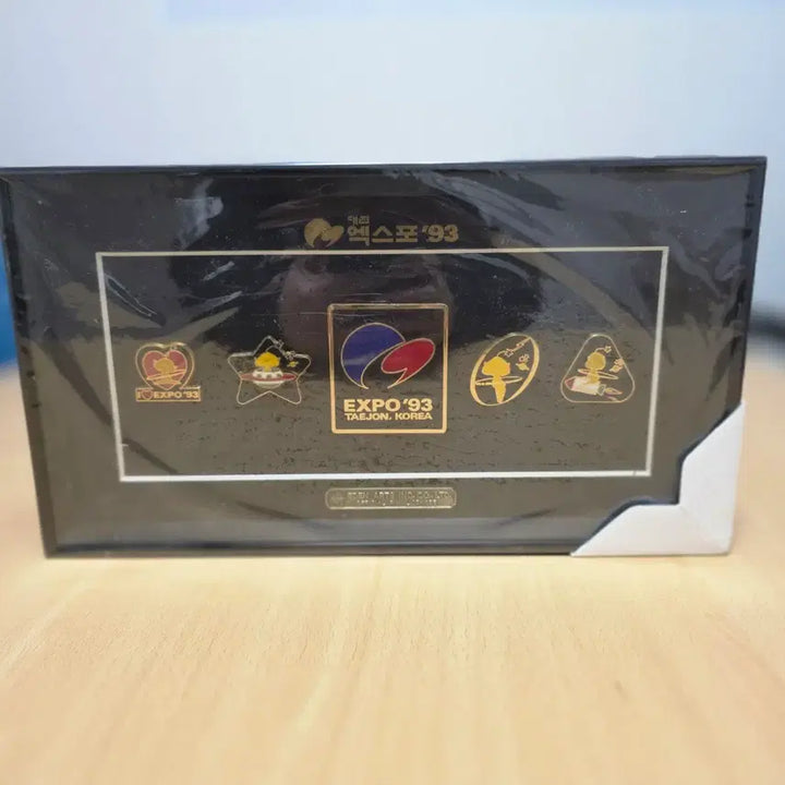 [BUNJANG] 1993 Daejeon Expo Framed Badges, Badges, and Plate Bundle Set / 93 엑스포 액자, 뱃지, 접시 일괄