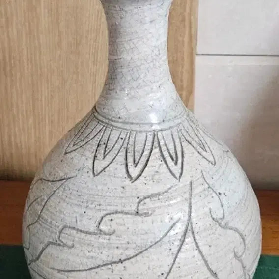 [BUNJANG] Gyeryong Gama Buncheong Ware Lotus and Peony Engraved Vase / 분청자기주병