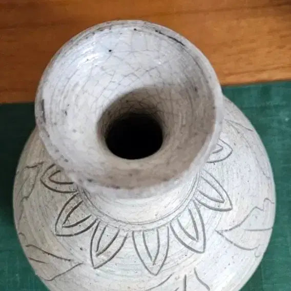 [BUNJANG] Gyeryong Gama Buncheong Ware Lotus and Peony Engraved Vase / 분청자기주병