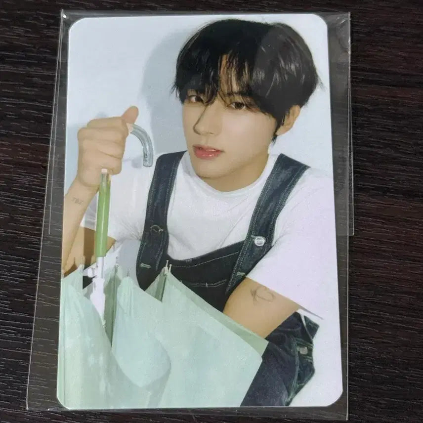 [BUNJANG] THE BOYZ Eric Photocard (Almost Blue) / 더보이즈 에릭 포토카드(얼모스트블루)