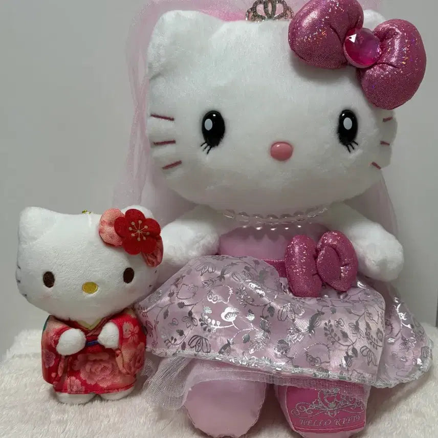 [BUNJANG] Universal Studios Japan Hello Kitty Doll &amp; Kimono Kitty Keychain Bundle Set / [일괄가격]유니버셜 헬로키티 인형&amp;기모노 키티 키링