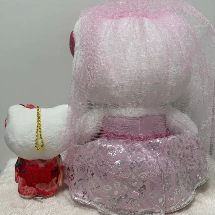 [BUNJANG] Universal Studios Japan Hello Kitty Doll &amp; Kimono Kitty Keychain Bundle Set / [일괄가격]유니버셜 헬로키티 인형&amp;기모노 키티 키링