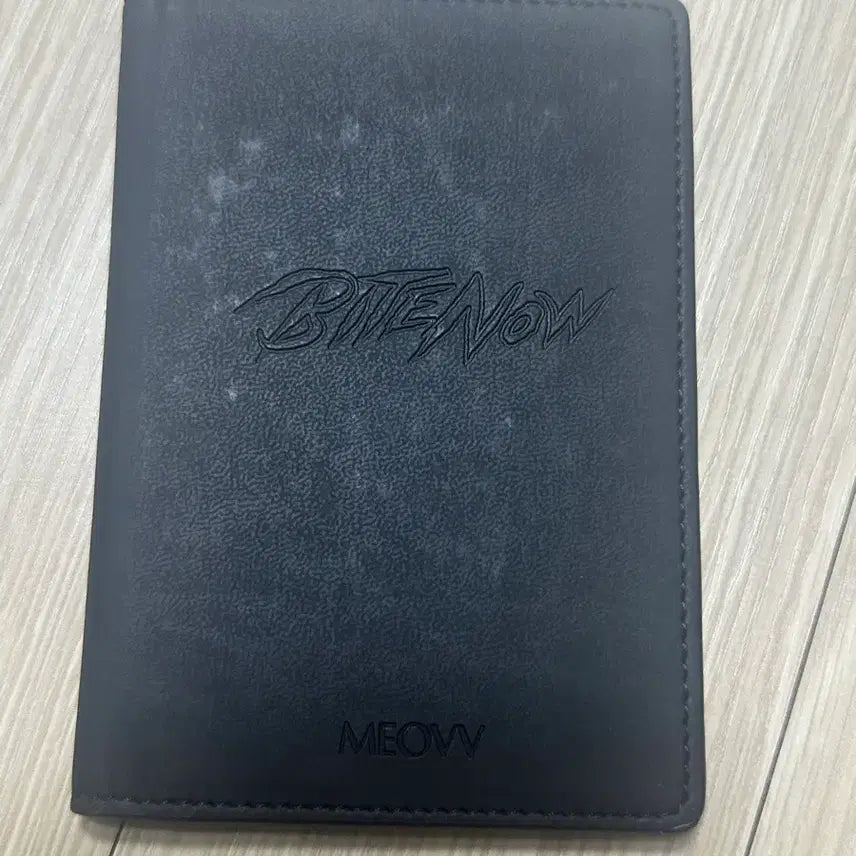 [BUNJANG] Miyou "Bite Now" Passport Case / 미야오 Bite now 사웨 팝업 여권케이스 포카x