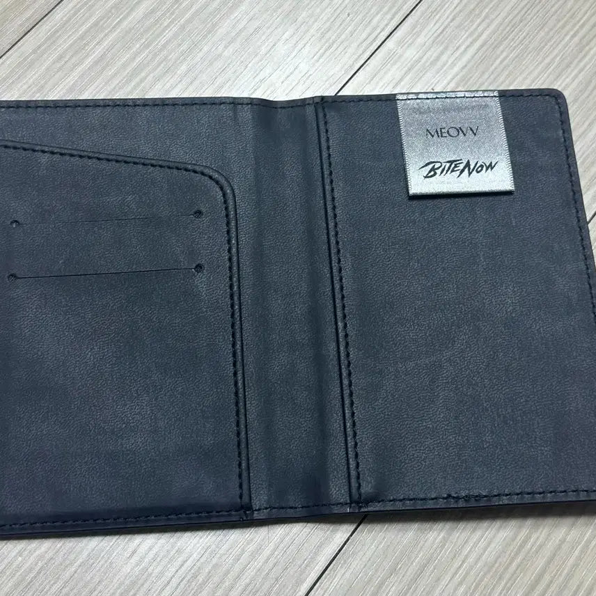 [BUNJANG] Miyou "Bite Now" Passport Case / 미야오 Bite now 사웨 팝업 여권케이스 포카x