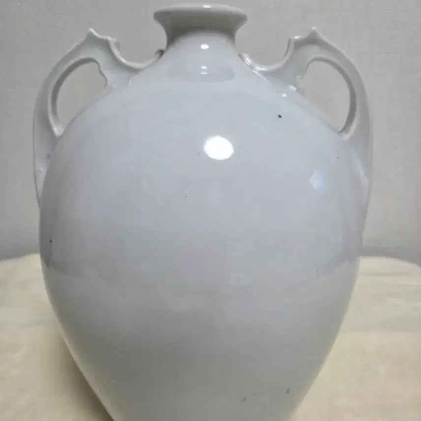 [BUNJANG] Joseon Dynasty White Porcelain Vase with Korean Traditional Pattern / 독특한 백자 주병