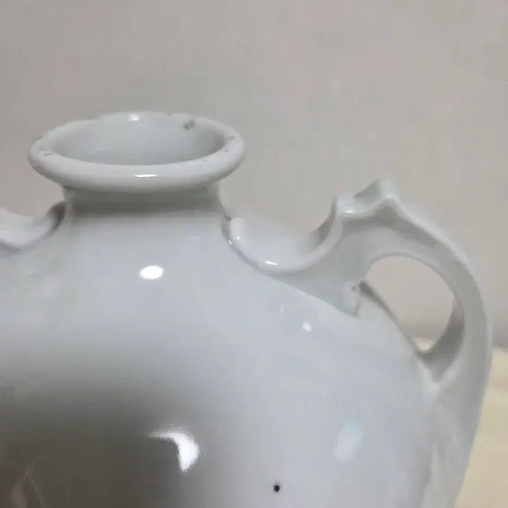 [BUNJANG] Joseon Dynasty White Porcelain Vase with Korean Traditional Pattern / 독특한 백자 주병