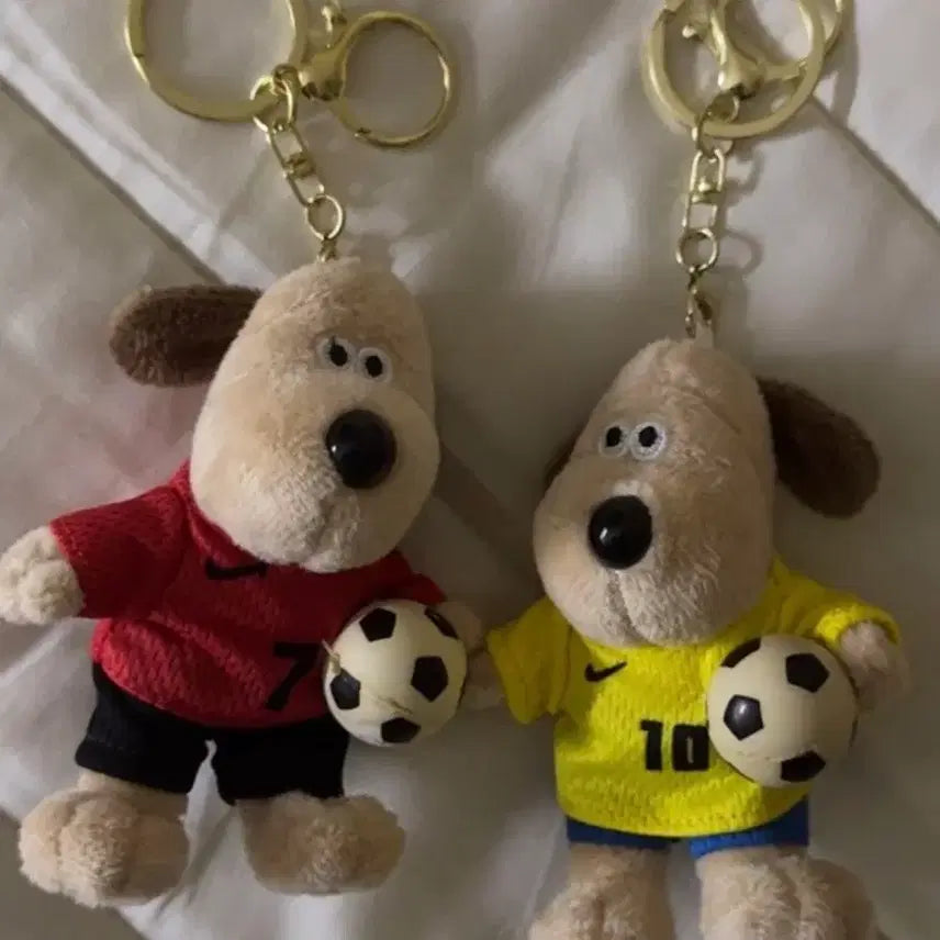 [BUNJANG] Dog Doll Keychain Set with Soccer Ball (Red/Yellow) / 축구공을 든 강아지 인형 키링 세트 (빨강/노랑)
