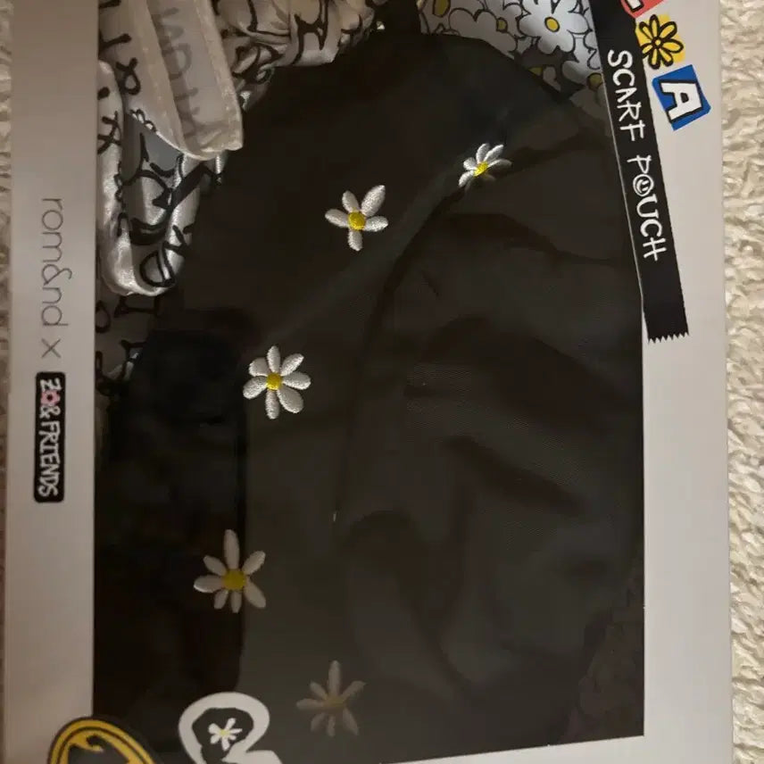 [BUNJANG] ZOA &amp; FRIENDS x rom&amp;nd Daisy Embroidered Scarf Pouch Set / 지디 파우치