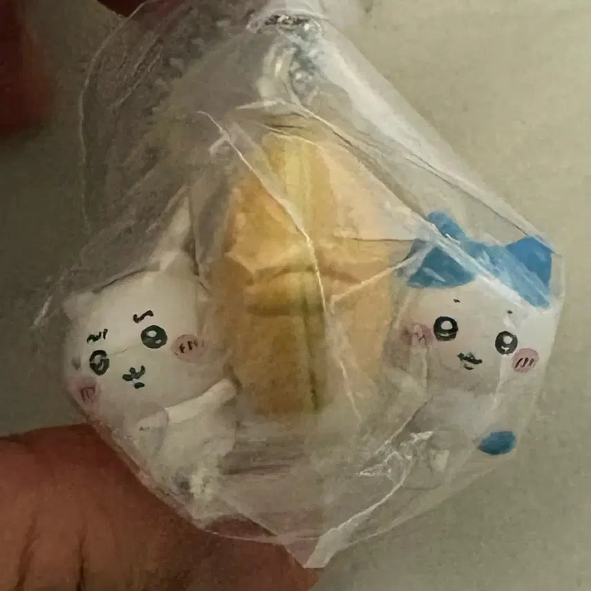 [BUNJANG] Chiikawa &amp; Hachware Taiyaki Gacha Figure / 치이카와 타베모노 가챠 붕어빵 치이카와 하치와레
