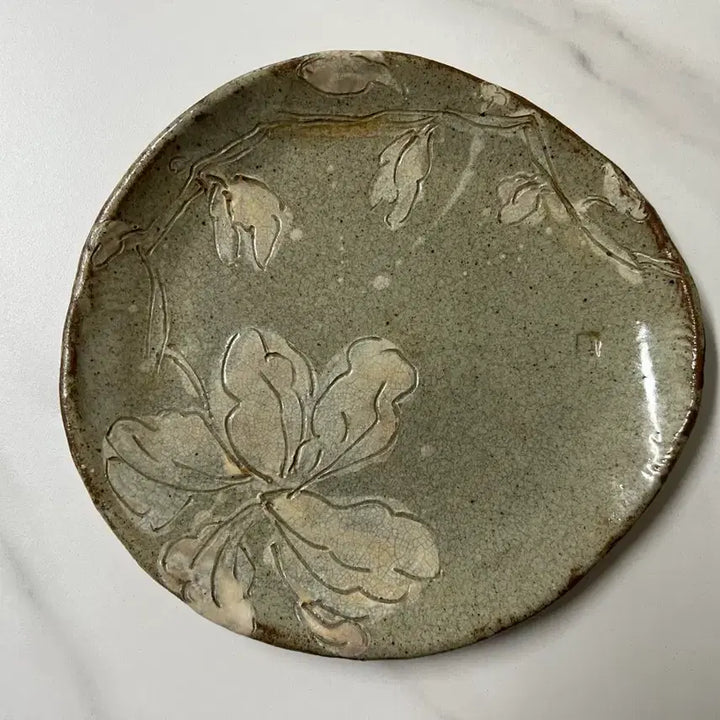 [BUNJANG] Handmade Ceramic Flower Embossed Round Plate (26cm) / [새상품] 수제 도자기 플라워 대접시 / 꽃 음각 원형 플레이트 (지름 26cm, 높이 3cm)