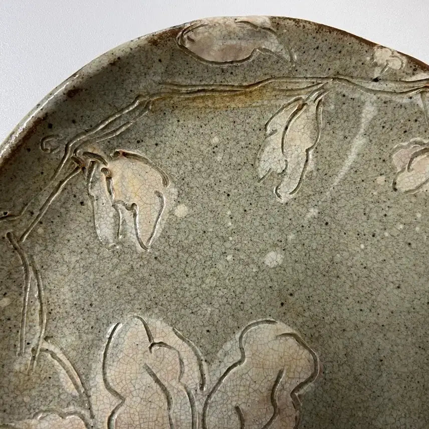 [BUNJANG] Handmade Ceramic Flower Embossed Round Plate (26cm) / [새상품] 수제 도자기 플라워 대접시 / 꽃 음각 원형 플레이트 (지름 26cm, 높이 3cm)