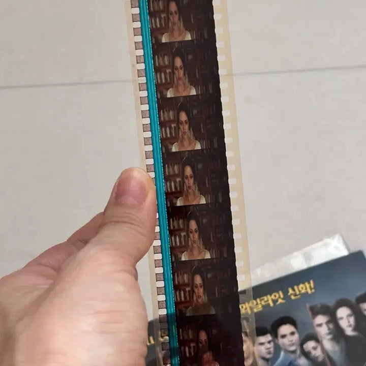 [BUNJANG] Twilight Breaking Dawn Part 2 Limited Edition Film Cut Postcard / 영화 굿즈/ 브레이킹던 part2 한정판 필름컷 엽서