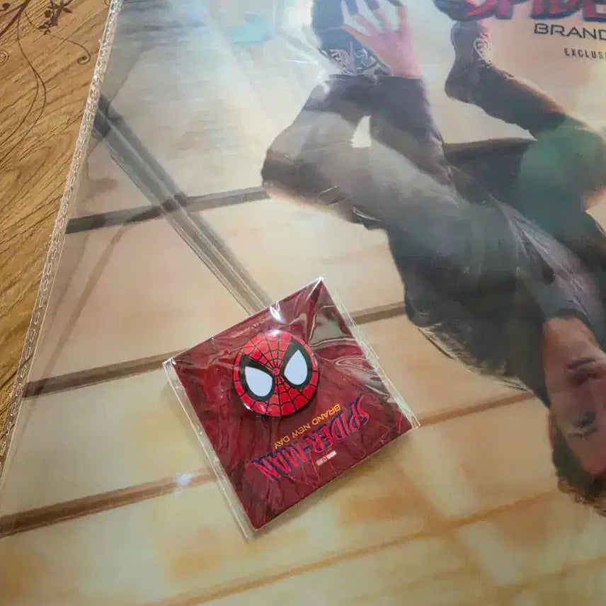 [BUNJANG] Spider-Man Bundle Set Lenticular Poster &amp; Pin Badge / 일괄)스파이더맨 2주차 스파이더맨포스터 스파이더맨렌티 스파이더맨특전 스파이더맨핀뱃지 스파이더맨 브랜드 뉴 데이