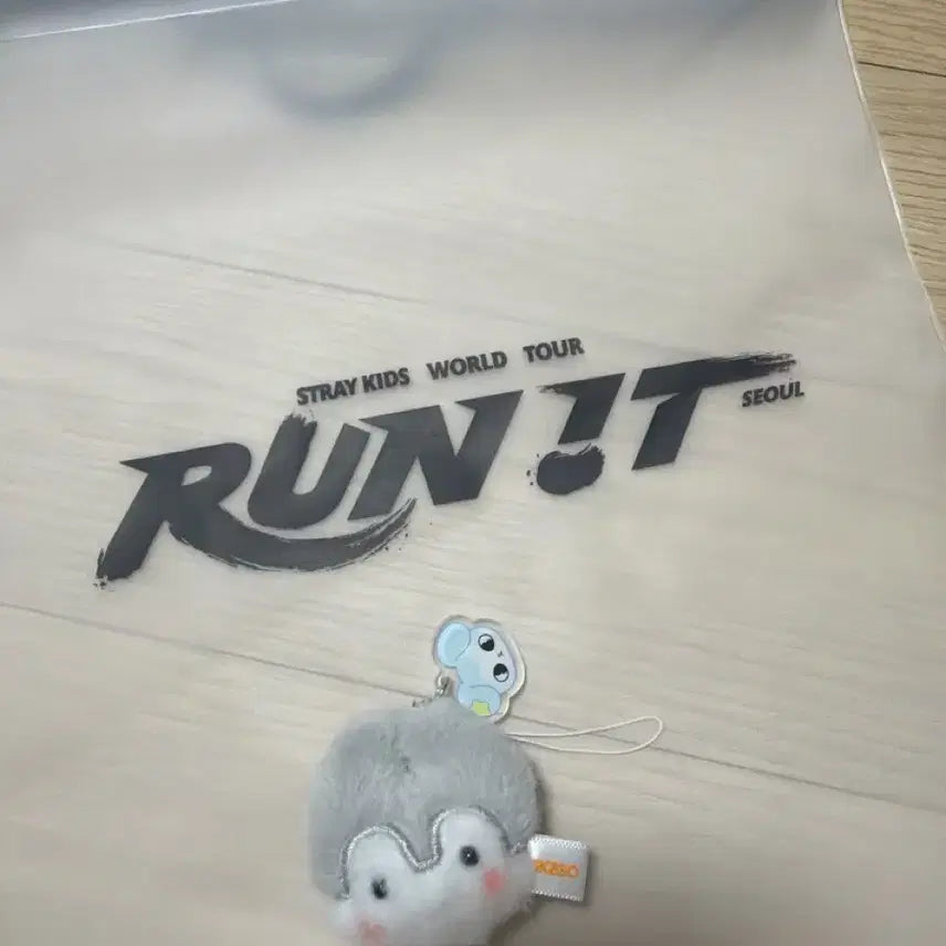 [BUNJANG] Stray Kids Wolfchan Pompom Keyring / 스키즈 입장 폼폼 키링 울프찬