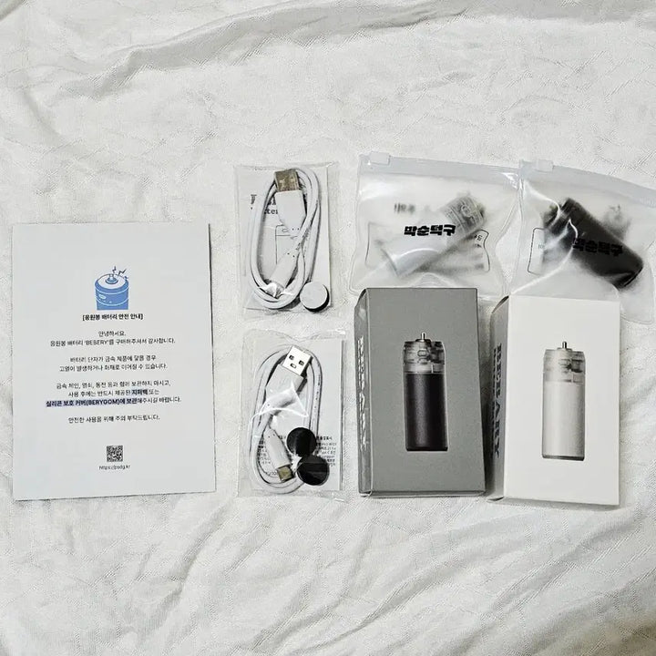 [BUNJANG] Wanna One Baebe Battery Pack 2nd Gen for Lightsticks (Park Ji Hoon, Kim Jae Hwan, Ha Sung Woon, Yoon Jisung) - White &amp; Black Bundle Set / [원가이하][일괄양도] 충전식 배터리 응원봉 건전지 소켓 / 박순덕구 베베리2세대 / 배터리팩/ 박지훈 뽑봉 / 워너원 너블봉 / 김재환 / 하성운 / 윤지성