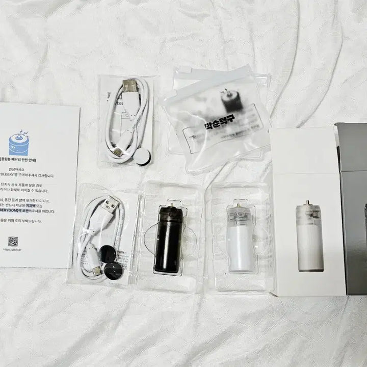 [BUNJANG] Wanna One Baebe Battery Pack 2nd Gen for Lightsticks (Park Ji Hoon, Kim Jae Hwan, Ha Sung Woon, Yoon Jisung) - White &amp; Black Bundle Set / [원가이하][일괄양도] 충전식 배터리 응원봉 건전지 소켓 / 박순덕구 베베리2세대 / 배터리팩/ 박지훈 뽑봉 / 워너원 너블봉 / 김재환 / 하성운 / 윤지성